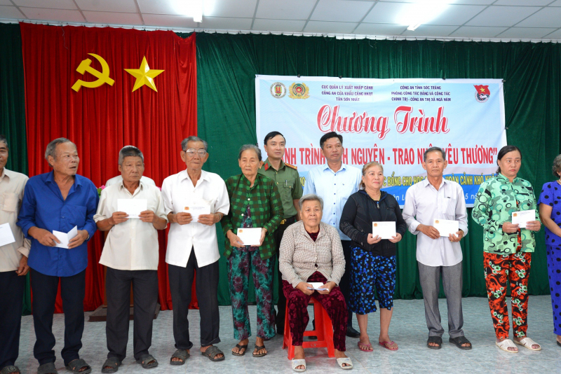 Công an cửa khẩu Cảng HKQT Tân Sơn Nhất trao tặng cầu giao thông nông thôn tại Sóc Trăng -1