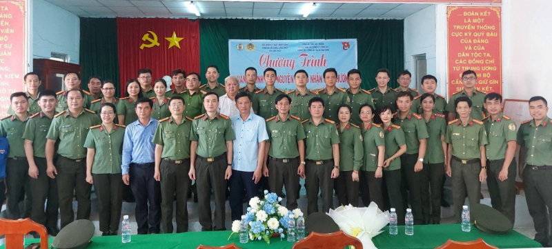 Công an cửa khẩu Cảng HKQT Tân Sơn Nhất trao tặng cầu giao thông nông thôn tại Sóc Trăng -0