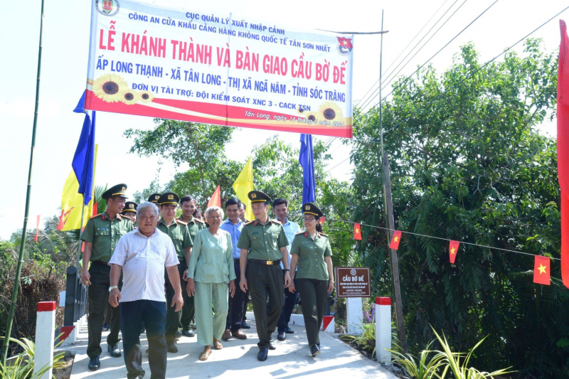 Công an cửa khẩu Cảng HKQT Tân Sơn Nhất trao tặng cầu giao thông nông thôn tại Sóc Trăng -0