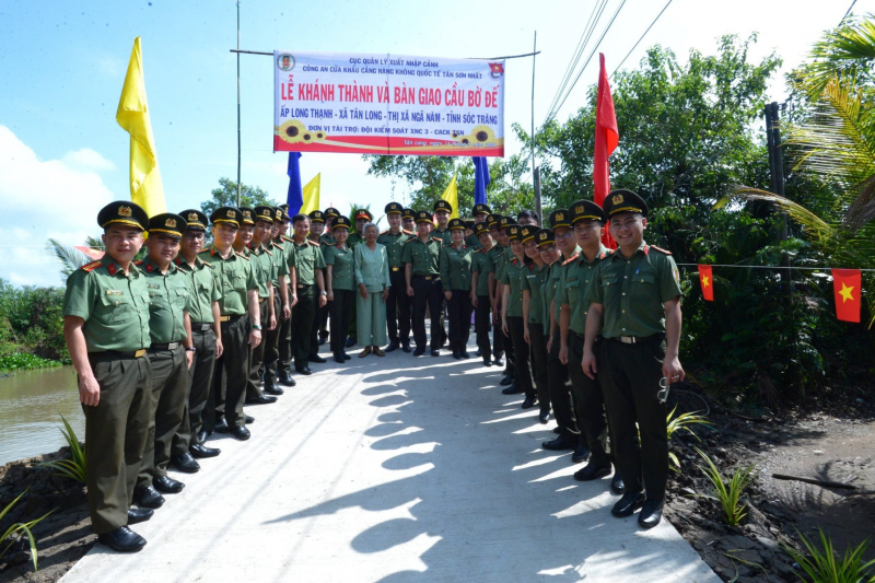 Công an cửa khẩu Cảng HKQT Tân Sơn Nhất trao tặng cầu giao thông nông thôn tại Sóc Trăng -1