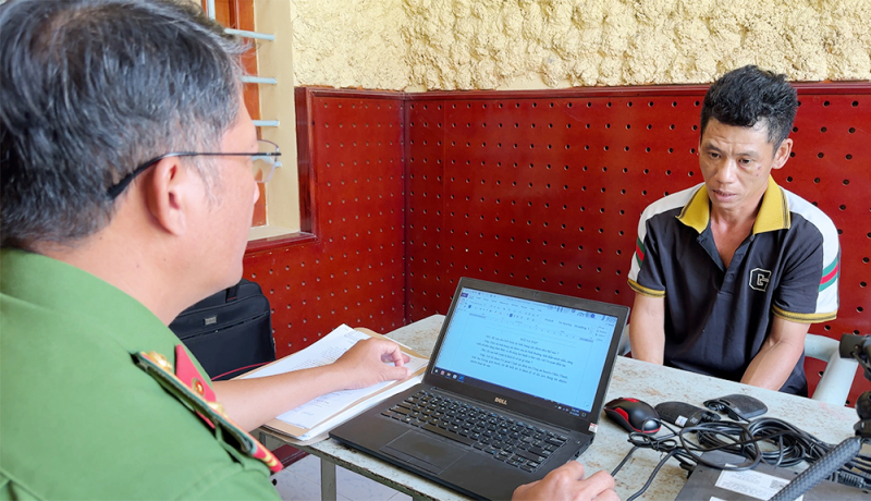 Đem theo súng và bình xịt hơi cay để cướp tài sản -0