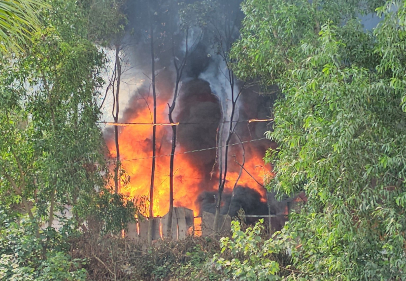 Bơm nước từ dưới kênh lên chữa cháy xưởng sản xuất mũ bảo hiểm -0