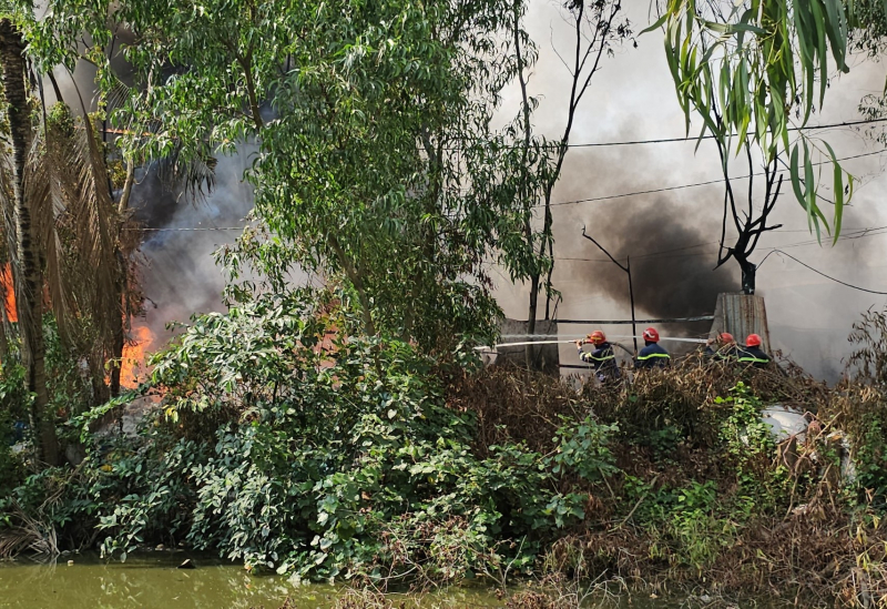 Bơm nước từ dưới kênh lên chữa cháy xưởng sản xuất mũ bảo hiểm -0