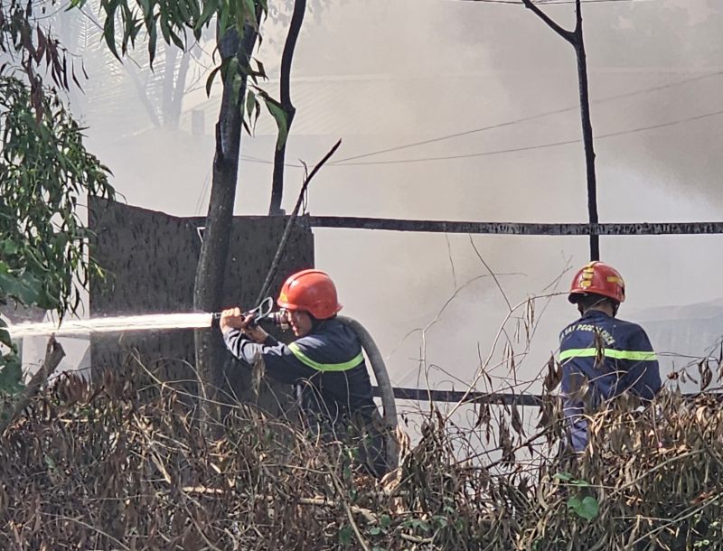 Bơm nước từ dưới kênh lên chữa cháy xưởng sản xuất mũ bảo hiểm -1