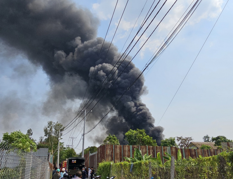 Bơm nước từ dưới kênh lên chữa cháy xưởng sản xuất mũ bảo hiểm -1