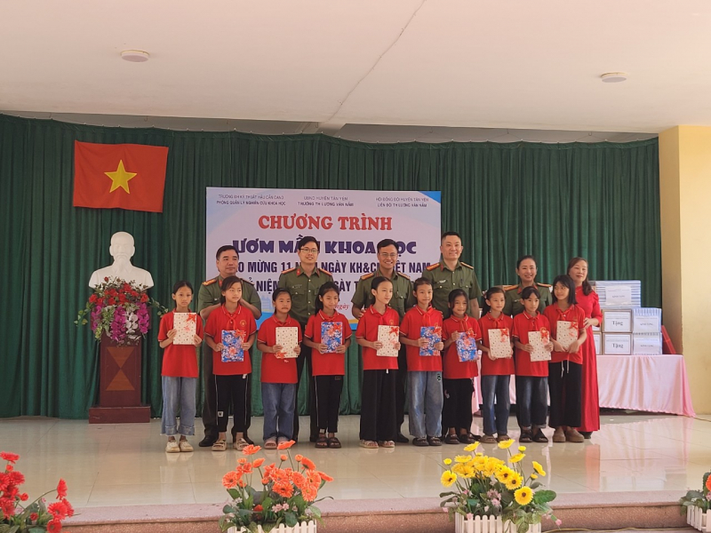 Trường ĐH Kỹ thuật- Hậu cần CAND về nguồn tại khu di tích Sáu điều Bác Hồ dạy CAND -0