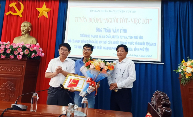 Tuyên dương người đàn ông dũng cảm lao xuống biển cứu người đuối nước -0