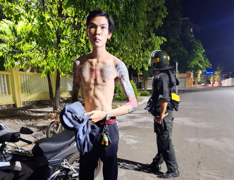 Tuần tra lúc nửa đêm, bắt quả tang nam thanh niên lận lưng súng ngắn -0