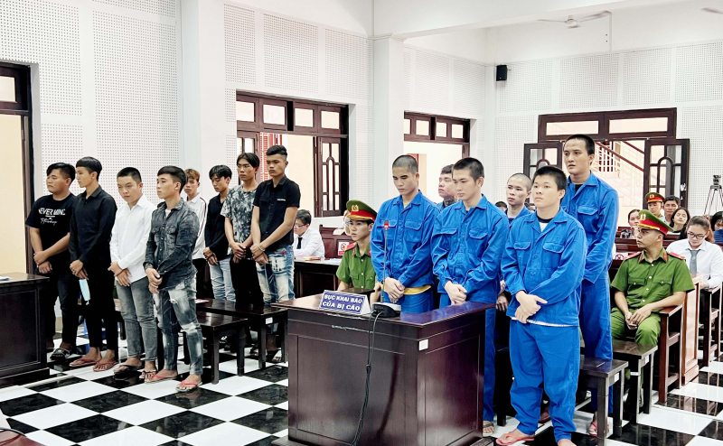 Hai băng nhóm lĩnh 62 năm tù do đâm chém nhau, khiến 1 nguời chết -0