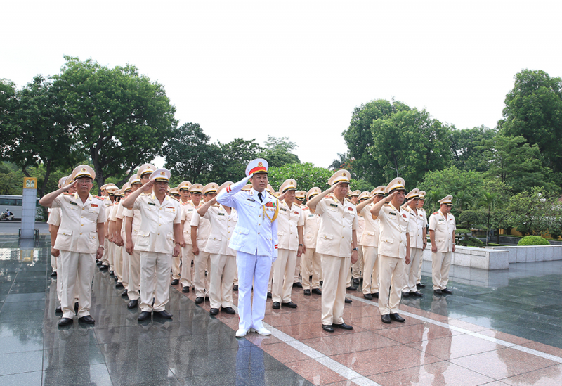Lãnh đạo Công an vào Lăng viếng Chủ tịch Hồ Chí Minh -1