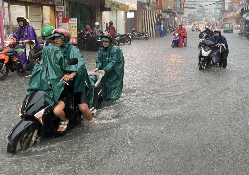 Mưa trắng trời, vừa thoát cơn nóng, dân TP Hồ Chí Minh lại đối mặt với ngập -0
