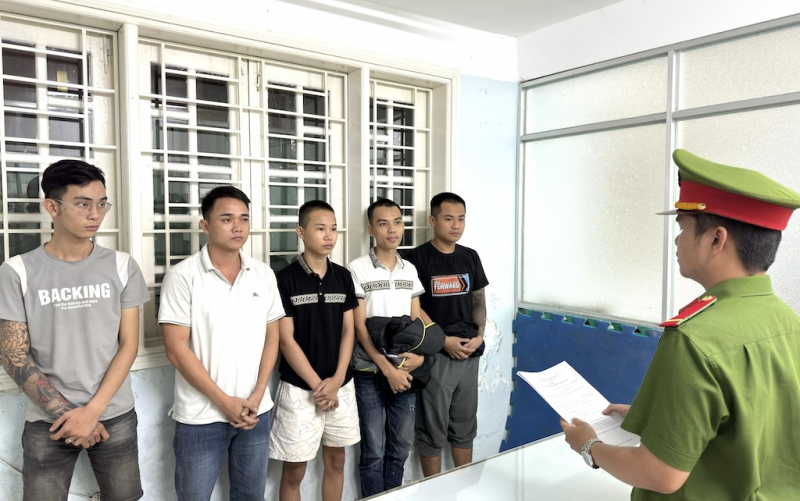 Lập trang web đánh bạc giả mạo, chiếm đoạt tiền của hàng trăm người -0