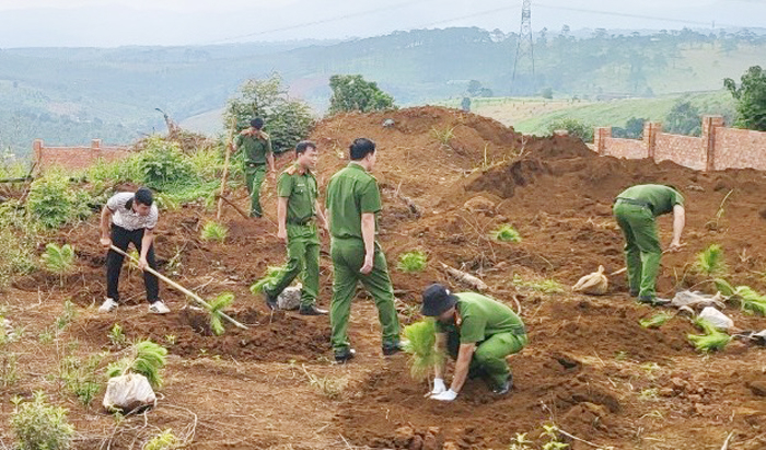 Công an tỉnh Đắk Nông tích cực hưởng ứng “Tết trồng cây đời đời nhớ ơn Bác Hồ” -0