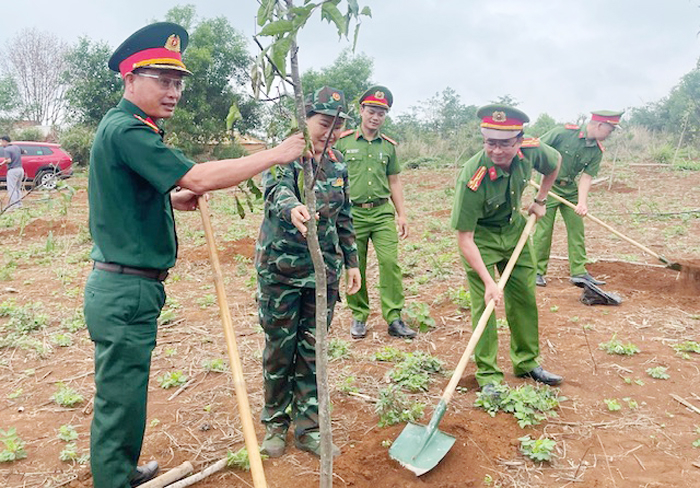 Công an tỉnh Đắk Nông tích cực hưởng ứng “Tết trồng cây đời đời nhớ ơn Bác Hồ” -1