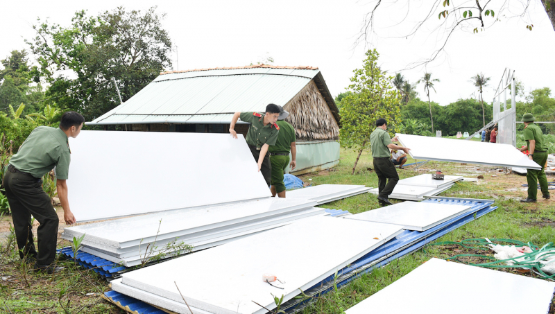 CBCS Công an Trà Vinh chung tay xây dựng nhà ở tặng người nghèo -1