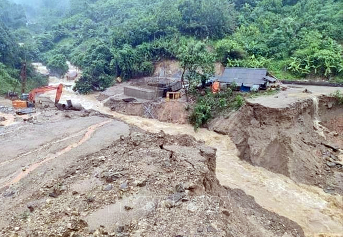 Mưa lớn gây ngập lụt,chia cắt nhiều tuyến đường tại Yên Bái -0