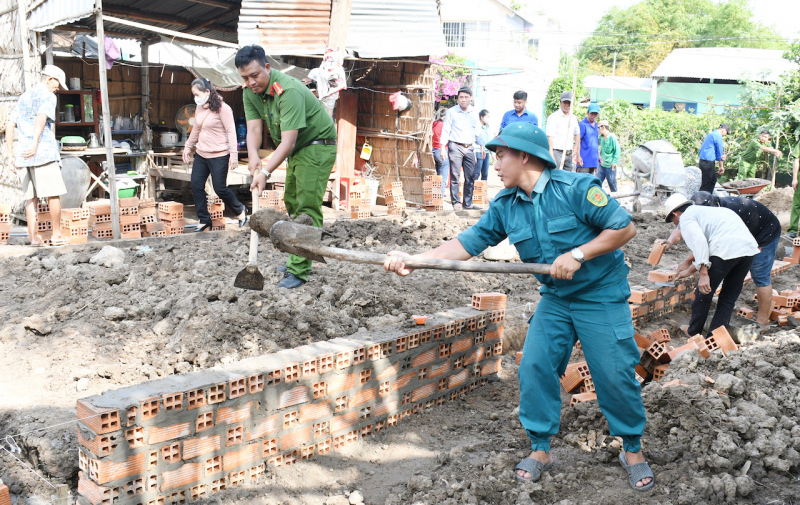 CBCS Công an Trà Vinh chung tay xây dựng nhà ở tặng người nghèo -0