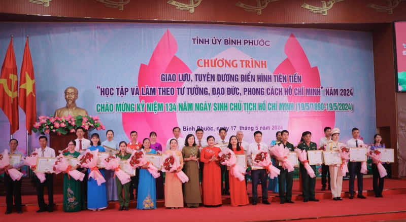 Nhiều gương phụ nữ Công an Bình Phước làm theo gương Bác Hồ -0