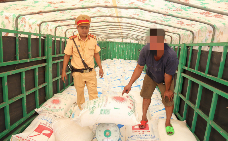 Phát hiện xe đầu kéo chở 32 tấn đường cát không có hóa đơn chứng từ -0