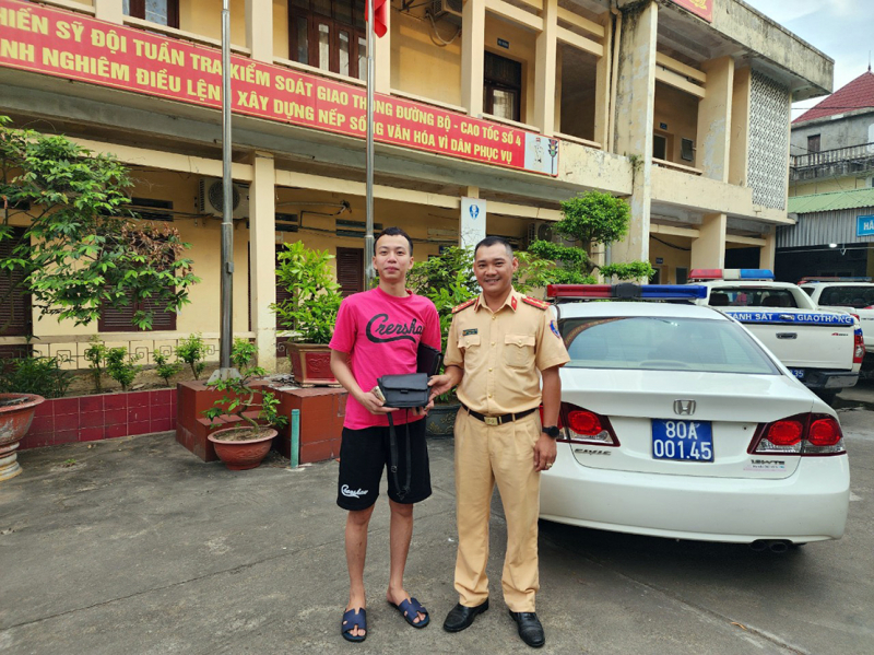 CSGT tìm người dân trả lại tài sản đánh rơi trên cao tốc -0