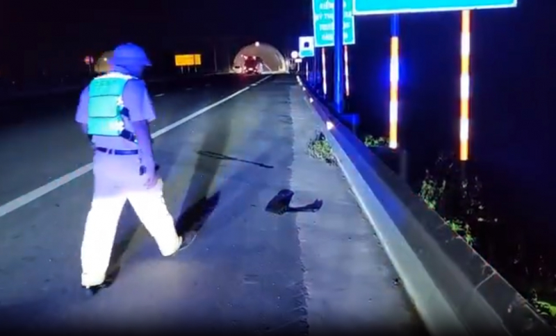 CSGT tìm người dân trả lại tài sản đánh rơi trên cao tốc -0