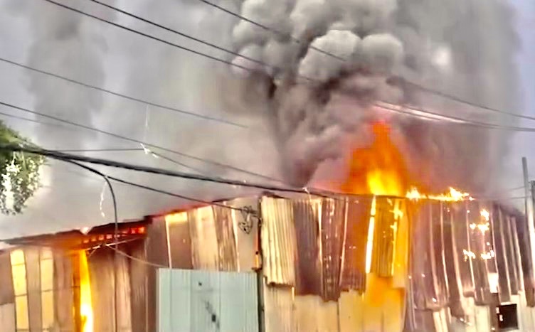 Cháy lớn tại 2 xưởng nhựa tạo cột khói đen cao hàng chục mét -0