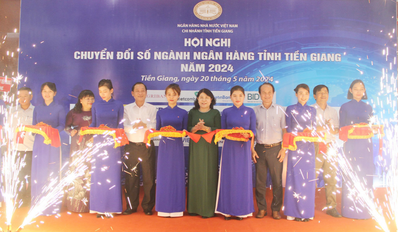 Agribank Tiền Giang giới thiệu nhiều giải pháp số ưu việt tại chuyển đổi số ngành Ngân hàng tỉnh -0