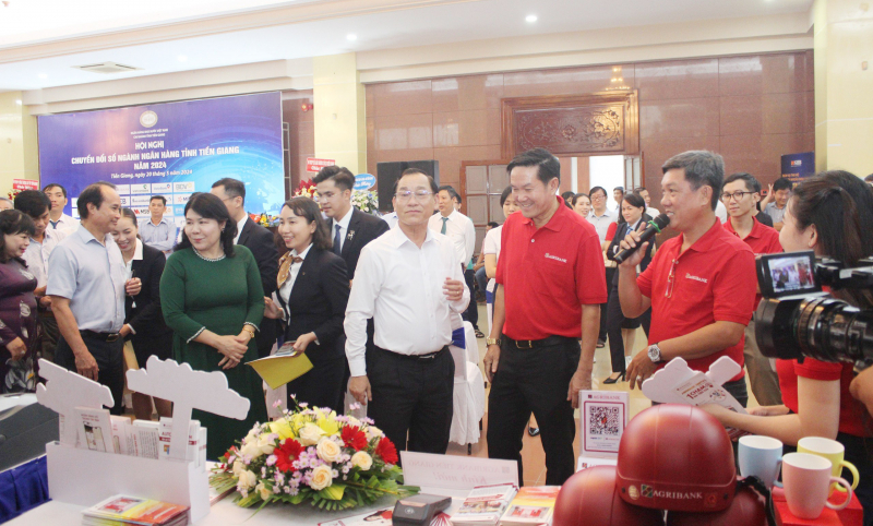 Agribank Tiền Giang giới thiệu nhiều giải pháp số ưu việt tại chuyển đổi số ngành Ngân hàng tỉnh -0