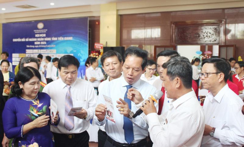 Agribank Tiền Giang giới thiệu nhiều giải pháp số ưu việt tại chuyển đổi số ngành Ngân hàng tỉnh -0