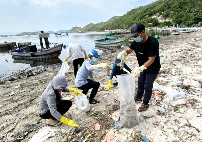  Số lượng tôm, cá chết bất thường ở xã Xuân Thịnh tăng lên hơn 91 tấn -0