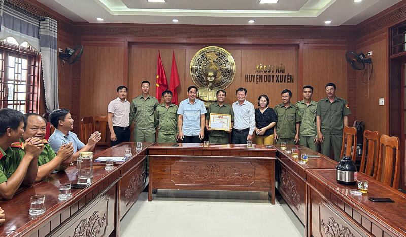 Công an viên cùng 2 đội viên Dân phòng dũng cảm cứu 3 em nhỏ đuối nước -0