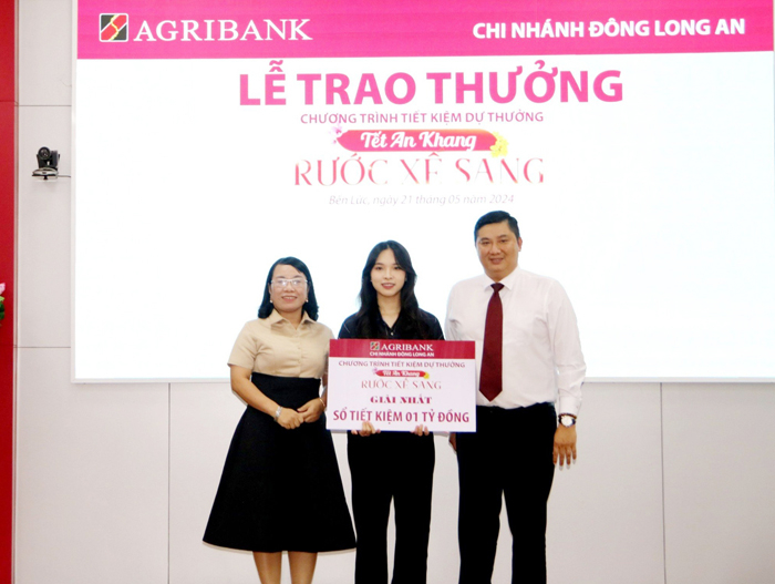 Agribank Chi nhánh Đông Long An trao thưởng chương trình tiết kiệm dự thưởng