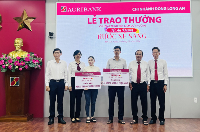 Agribank Chi nhánh Đông Long An trao thưởng chương trình tiết kiệm dự thưởng