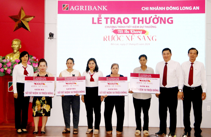 Agribank Chi nhánh Đông Long An trao thưởng chương trình tiết kiệm dự thưởng