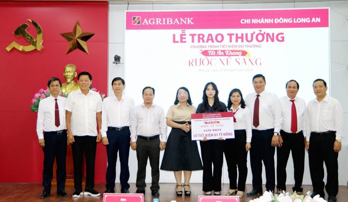 Agribank Chi nhánh Đông Long An trao thưởng chương trình tiết kiệm dự thưởng