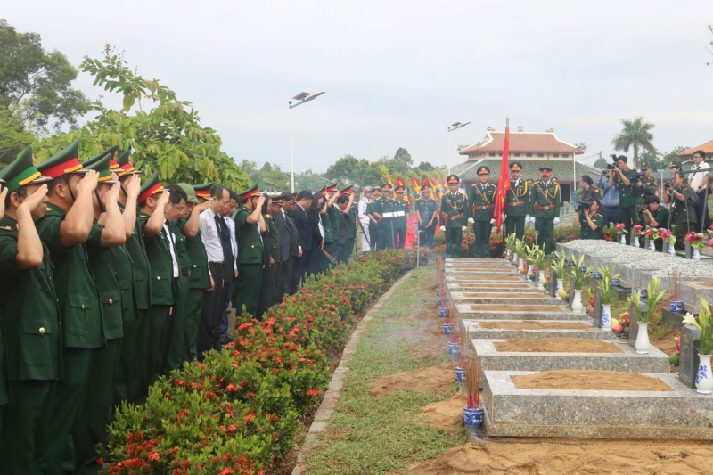 Tỉnh Thừa Thiên Huế truy điệu và an táng 12 hài cốt liệt sĩ hy sinh tại chiến trường Lào -0