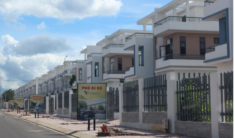 Kỷ luật cảnh cáo Chủ tịch huyện liên quan đến vụ 680 căn nhà xây dựng không phép -0