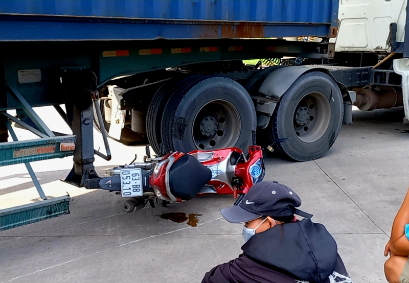 Va chạm xe đầu kéo, 2 nữ công nhân thương vong -0