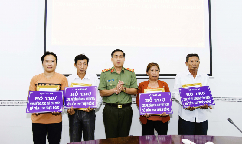 Công an tỉnh Cà Mau xây dựng 4 nhà tình nghĩa trị giá 600 triệu đồng tặng gia đình liệt sĩ CAND -0