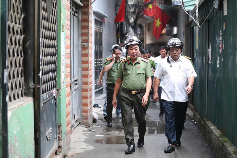 Lãnh đạo Bộ Công an trực tiếp đến hiện trường vụ cháy chỉ đạo công tác cứu nạn, cứu hộ -0