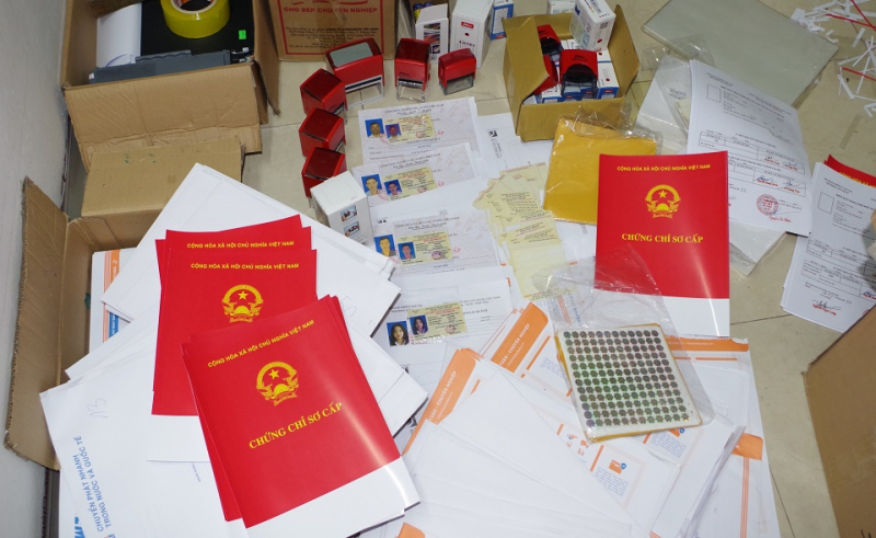 Đánh sập đường dây sản xuất, mua bán, vận chuyển con dấu, tài liệu giả quy mô trên 100 tỷ đồng -0