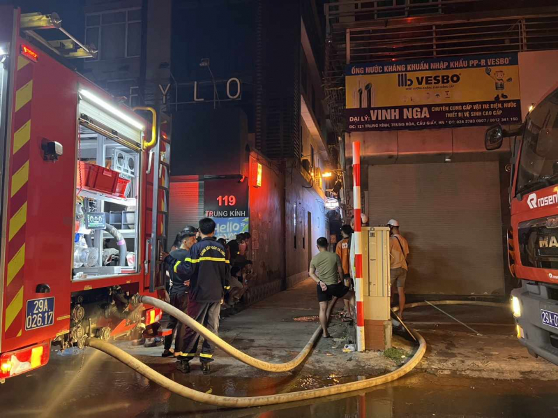 Nhiều người dân mưu trí, dũng cảm cùng cứu nạn, cứu hộ trong đám cháy kinh hoàng -0