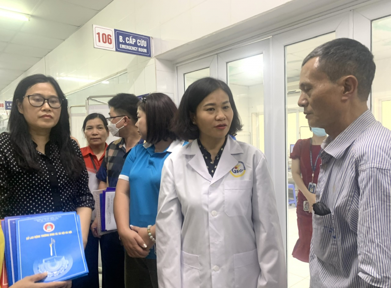 Nghẹn ngào nỗi đau của thân nhân 14 nạn nhân tử vong trong vụ cháy nhà trọ ở phố Trung Kính -1