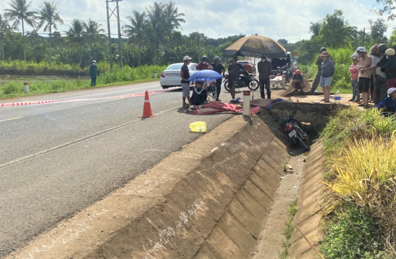 Xe máy lao xuống mương nước ven đường, 2 người tử vong tại chỗ -0