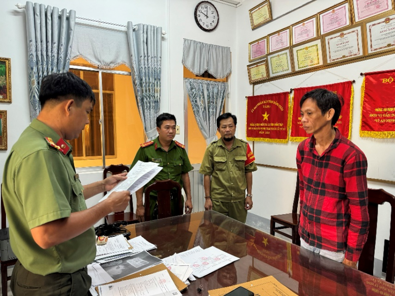 Lên mạng mua súng quân dụng rồi mang về phòng trọ cất giấu -0