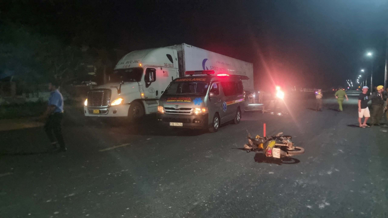 Đâm vào đuôi xe đầu kéo đậu bên đường, hai cha con tử vong  -0