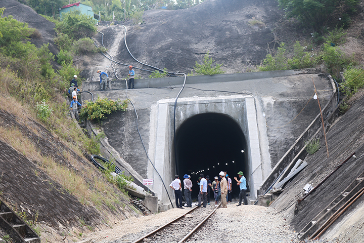 Huy động thiết bị hiện đại nỗ lực thông hầm đường sắt Chí Thạnh trong ngày 30/5 -0