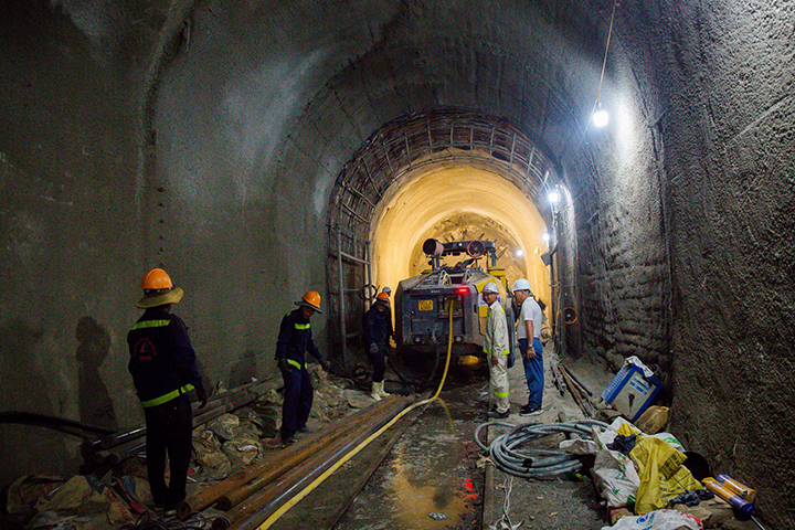 Huy động thiết bị hiện đại nỗ lực thông hầm đường sắt Chí Thạnh trong ngày 30/5 -0