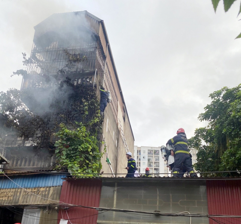 Thanh niên áo trắng leo thang, giải cứu nạn nhân vụ cháy nhà lúc sáng sớm -0