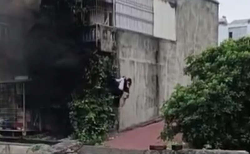 Thanh niên áo trắng leo thang, giải cứu nạn nhân vụ cháy nhà lúc sáng sớm -0